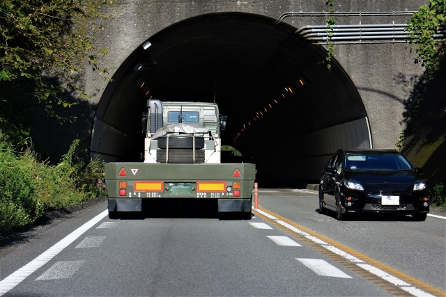 【運送業許可】許可要件「車庫」の前面道路幅と車両の幅の関係